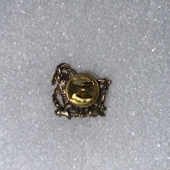 Vintage Dragon Gargoyle Mythical Creature Gold Tone Intricate Metal Lapel Pin - Picture 2 of 2